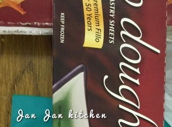 step2: 酥皮紙取2張，疊起張之切成多片長形或正方形小塊備用。