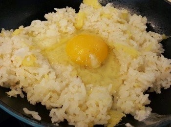 step4: 放入飯跟薑炒匀，在中間挖空打蛋