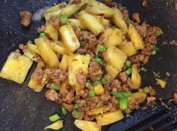 step5: 加入鮮菠蘿粒略炒勻熄火，