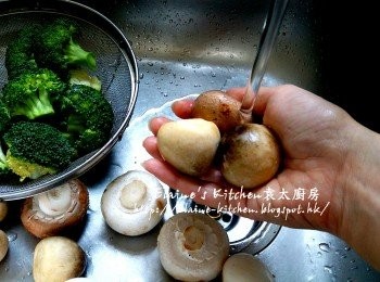 step3: 西蘭花切段後用水沖洗及瀝乾 , 草菇及啡/白蘑菇沖洗乾淨切片
