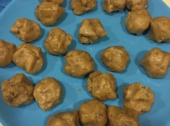 step5: 成為麵團後就兩隻手下去稍微搓揉一下
接著把麵團分成一顆顆約10g大小的球狀
 
這時可以開始烤箱預熱囉！
以170度預熱10分鐘~