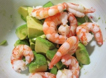 step3: 將蝦子放入酪梨碗中，擠上沙拉醬拌勻，撒上香菜即完成!