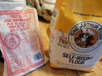 step2: 加入自发粉和粘米粉拌匀，静置十五分钟。