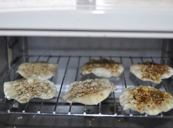 step5: 烤箱先150度上下火預熱5分鐘，再放入餃皮，轉180度熱烤，時間大約5~10分鐘左右，因為沒放烤盤直接在支架上烤，所以不需翻面，餃皮剛開始會垂下，偶爾要轉一下方向直至餃皮金黃即可取出