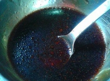 step3: 取一干净的碗，将所有的调味料拌匀待用，将猪肋骨排加入腌料腌制一个小时或隔夜待用。