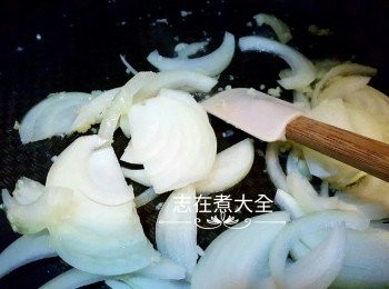 step6: 下洋蔥絲炒香炒軟