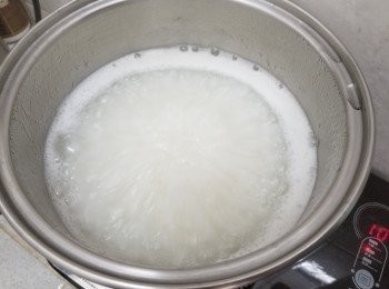 step1: 將米清洗後，先用1'1/2水滾起成糊狀