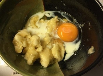 step1: 要選擇一隻有梅花點的香蕉, 因為這樣才是熟的蕉, 遇高溫都不會出太多水份, 把香蕉壓爛, 加一隻蛋後, 再加牛奶 (3樣總重量要等於180g) 如果香蕉加蛋後已經180g, 就不用加牛奶