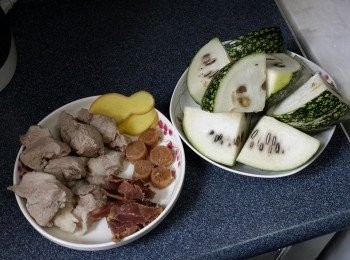 step5: 魚翅瓜表皮用鋼絲擦洗，連皮一開兩邊再將每邊切成四塊