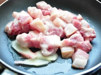 step2: 先將嫩薑片與五花肉拌炒爆香