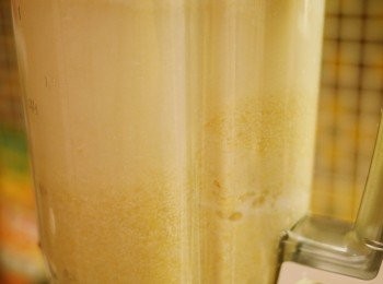 step6: 魚湯袋內己搾乾的豆渣再放入攪拌機內加水攪拌, 再隔渣 (我總共做左三次, 手軟了!)