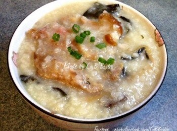 step5: 粥煲好後隨意加少許鹽、胡椒粉即成。