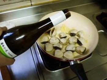 step3: 倒入少許的白酒與所有<span class="group_2">調味</span>蓋上鍋蓋，蒸至蛤蠣開，打開鍋蓋