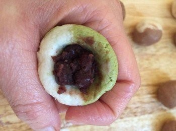 step5: 綠茶湯圓包入紅豆栗子蓉，朱古力湯圓包入朱古力粒。
湯圓放進滾水煮熟後撈起浸冷水備用。
煮黑糖水，煮滾後放入湯圓，完成！