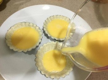 step5: 跟住將煮好既蛋漿倒入撻模內至八分滿左右