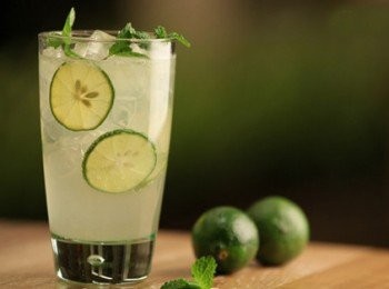 step4: 這是泡好的檸檬，加上冰塊，超級好喝~