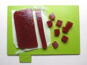 step12: 隔天取出軟糖,切出小方塊。