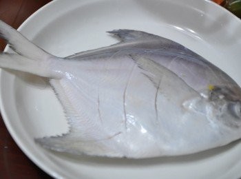 step3: 先將白鯧魚處理乾淨，把兩面斜切三刀，以便酥炸時魚肉易熟