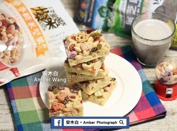 step7: 濃郁起司味、鹹香中帶著甜的「棉花糖起司Q餅」完成了~ 再加上健康飲品「黑芝麻豆漿」，自製的下午茶，輕鬆完成！ ^^