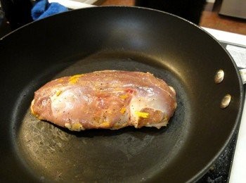 step3: 準備平底鍋並乾煎鴨肉，此時將鴨肉表皮朝下並逼油，煎到上色後起鍋。