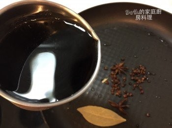 step3: 另起一鍋煮泡溏心蛋的醬汁，就是將八角、花椒、月桂葉、可樂、以及適量的水，煮滾後放涼備用