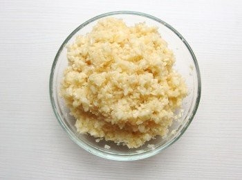 step2: 蒜頭用食物攪拌器切碎或手工將蒜頭切碎。