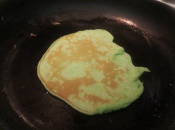 step4: 斑蘭汁=斑蘭葉6片 加入60ML的水攪成斑斕汁