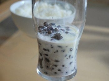 step3: 在杯內先下蜜紅豆，再下煉奶及椰漿