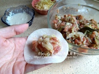 step7: 麵粉加入水拌勻 , 將適量的餡料放在餃皮上 , 用麵粉糊對摺封口