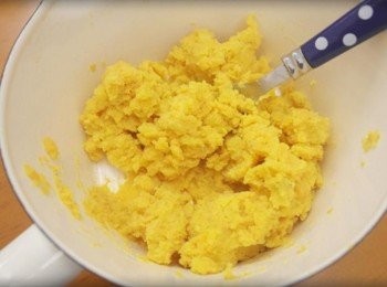 step2: 蒸熟後將地瓜壓成呢!!!