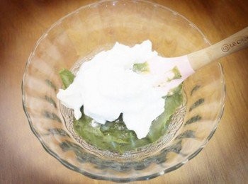 step6: 將少許打發的蛋白加入抹茶蛋糊裡拌勻。