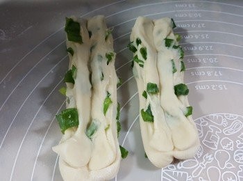 step13: 再將粉糰拉長,(粉糰拉長後待約5分鐘後待粉糰再軟身,可以再拉長少少)