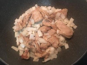 step4: 中間空出來，放入蒜末和洋蔥丁炒香。