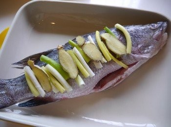 step2: *洗淨鱸魚後，鋪上蔥段薑片清蒸10分左右。
