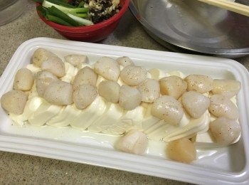 step2: 帶子解凍後 吸乾水份 用少許海鹽及胡椒粉略醃 鋪在豆腐上 隔水蒸3-5分鐘, 蒸後隔走多餘水份