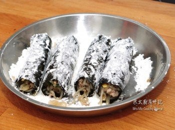 step6: 把純正橄欖油放入鑊中燒熱。
準備一碟麵粉或天婦羅粉，把紫菜卷逐條上粉，頭尾也要上。