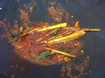 step3: 取出鍋加入1匙食油爆香蒜蓉，小辣椒，香茅和咖哩葉，然後才加入咖哩醬料炒翻。