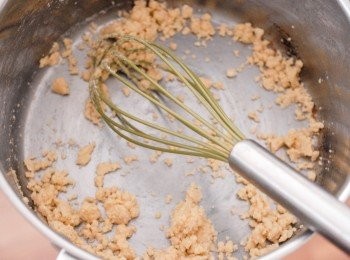 step2: 將牛油放入鍋內，用中小火煮至溶化，然後下麵粉快速拌勻