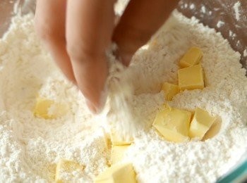 step4: 把牛油加入，以手指頭捏成麵包糠狀。