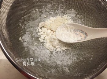 step2: 以篩子過篩1的粉，要用湯匙輔助，此步驟稍微耗時，要有點耐心