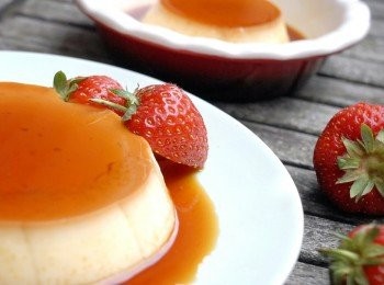 step7: 待布丁完全冷卻後，放入雪櫃最少兩小時，享用前將烤杯浸泡熱水一下，然後用小刀沿邊劃一圈，再倒扣脫模即可