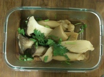 step4: 拿出一容器，將步驟3的杏鮑菇放入，淋上烏醋和香油，再將香菜切碎放入，用筷子稍微攪拌一下，就調味完成了。