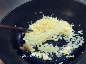 step4: 依序加入洋蔥碎炒香.放飯炒勻