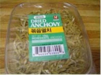 step1: 先把魚乾洗乾淨，然後用廚房用紙擦乾水