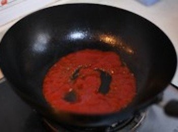 step7: 準備兩大勺番茄醬，蒜瓣切粒。另起一鍋，倒入番茄醬，翻炒出香味。