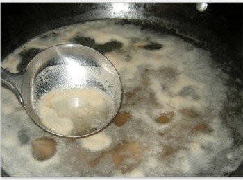 step3: 洗淨牛肉，逆著紋理切成塊狀，放入沸水中汆燙去血水和異味，撈起瀝乾水待用。