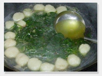 step4: 水開，加鹽和一些麻油就可以起鍋了。