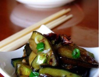 step9: 醃製以後的茄子，因為去除了很多水分，入油鍋以後，特別明顯的是它不再急著去吸附油脂，只會在高溫下乖乖地慢慢變軟。但要注意鍋燒熱後，再下油，油再熱後，再下醃好的茄條。