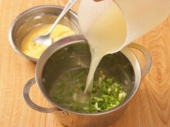 step2: 將小油菜碎放入鍋中，加入高湯，以中火燒開。