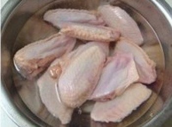 step1: 先把<a href="https://bit.ly/3zHU5V3" target="_blank" data-keyword="雞中翼" class="guide-link"><strong>雞中翼</strong></a> <span style="display:inline-block;vertical-align:middle;margin-top:-3px;color:initial;border-radius:3px;padding:2px 3px;font-size:12px;line-height:14px;background:#87d300;color:#fff;">即買</span> 放到水中浸泡15分鐘左右，再用流動水沖洗乾淨